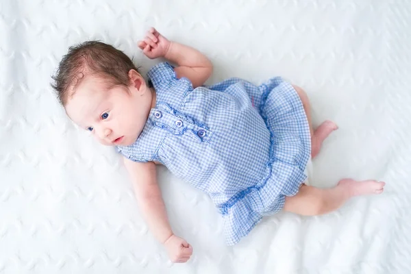 Adorável pequena menina recém-nascida em um vestido azul — Fotografia de Stock