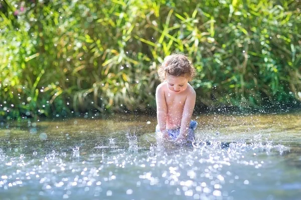 Mädchen planscht in einem Fluss — Stockfoto