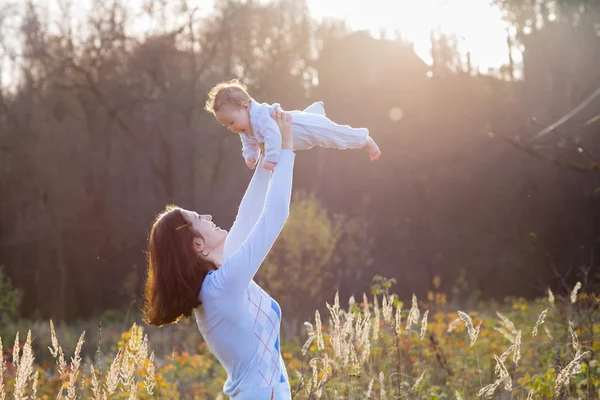 Moeder spelen met haar baby dochter — Stockfoto