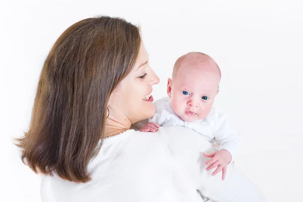 Yeni doğan bebeği tutan genç anne — Stok fotoğraf