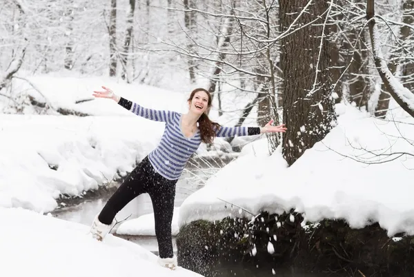 Mujer embarazada caminando en un parque cubierto de nieve —  Fotos de Stock