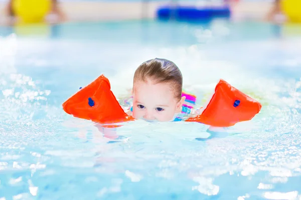 Menina da criança nadando — Fotografia de Stock
