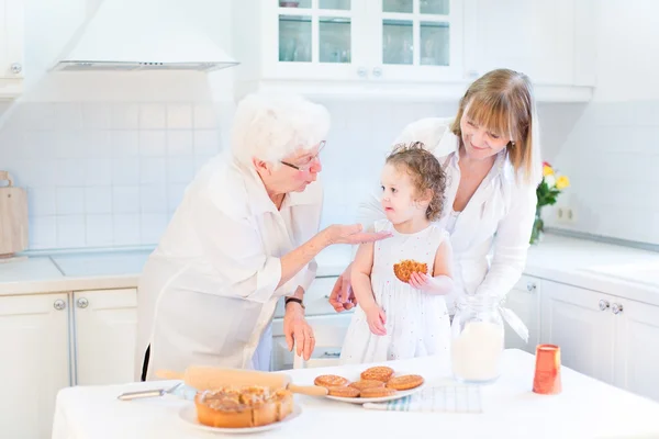 Grand-mère s'amuse avec sa fille et sa petite-fille — Photo