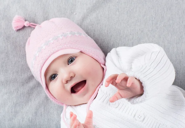 Bebê menina em rosa chapéu de malha — Fotografia de Stock