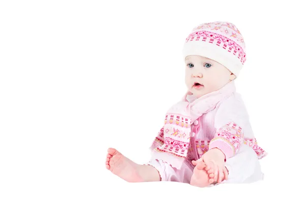 Bébé fille dans un pull tricoté — Photo