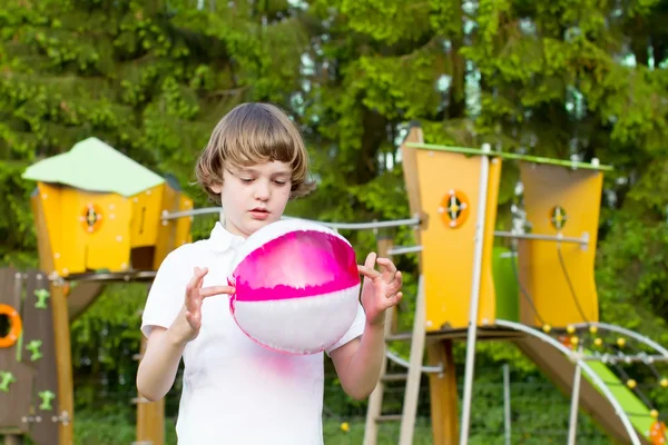 Enfant mignon jouant avec une balle rose — Photo