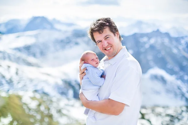 Vader en zijn pasgeboren baby genieten van een zonnige dag — Stockfoto