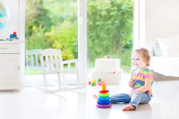Toddler dziewczynka gra rezygnować pewien zabawka piramidy — Zdjęcie stockowe