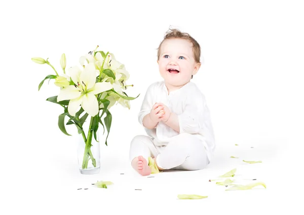 Menina bonita brincando com flores de lírio — Fotografia de Stock