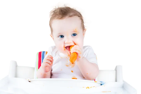 Bambino ragazza cercando il suo primo cibo solido — Foto Stock