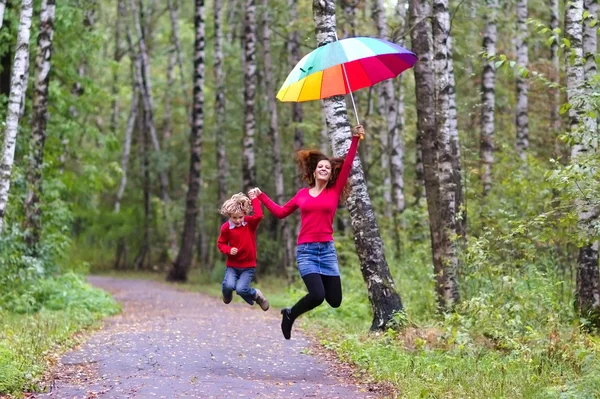 Mère et fils sous un parapluie coloré — Photo