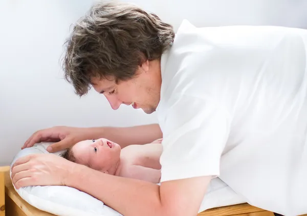 Father smiling to his newborn baby daughter — Stock Photo, Image