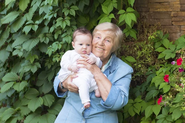 Nonna che tiene in braccio un neonato — Foto Stock