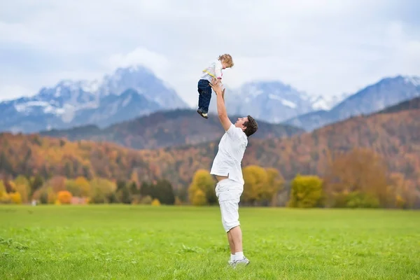 幸せな父の彼の赤ん坊の娘と遊ぶ — Stockfoto