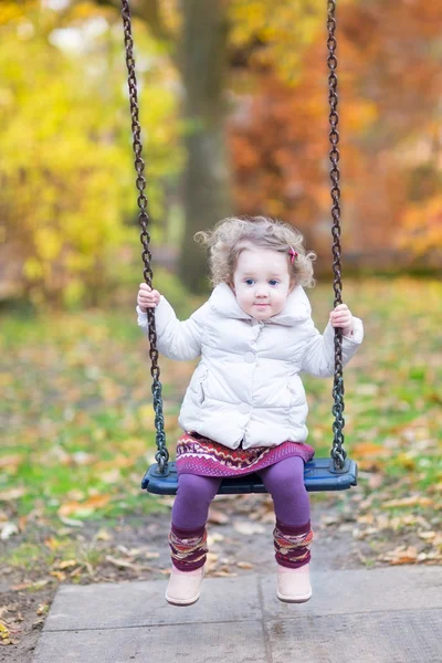 Yürümeye başlayan çocuk kız salıncakta oynarken — Stok fotoğraf