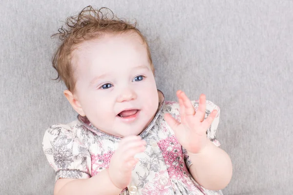 Baby flicka klappa händerna — Stockfoto