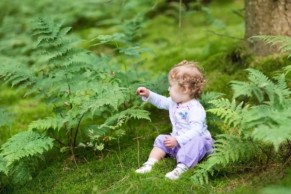 Bambina in un bellissimo parco autunnale — Foto Stock