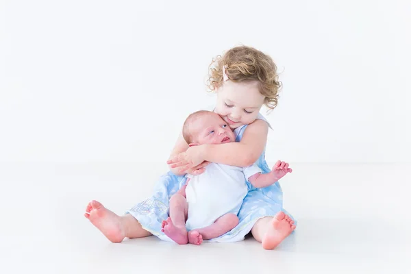 Peuter meisje kuste haar pasgeboren broertje — Stockfoto