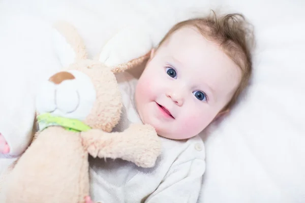 Bebê menina com coelho brinquedo — Fotografia de Stock