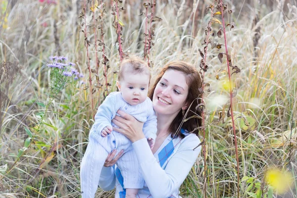 Madre che tiene in braccio una bambina — Foto Stock