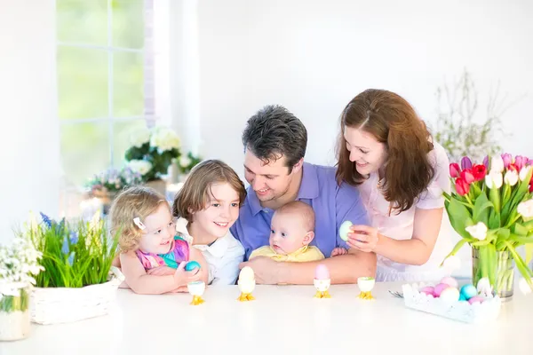 Família com três crianças desfrutando de café da manhã de Páscoa — Fotografia de Stock
