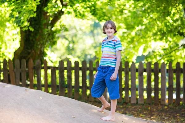 Мальчик бежит по детской площадке — стоковое фото