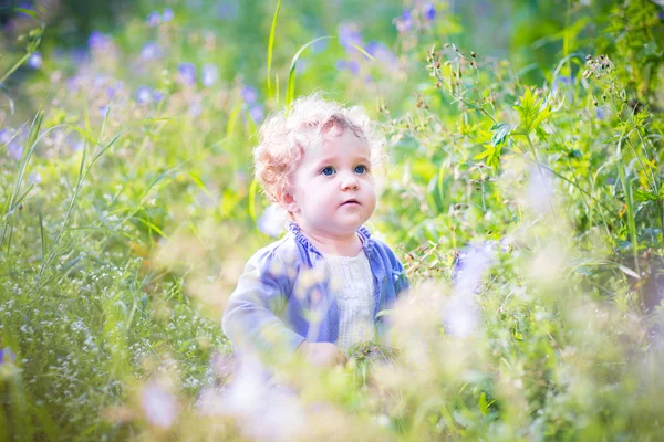 Bébé fille jouer dans un jardin — Photo