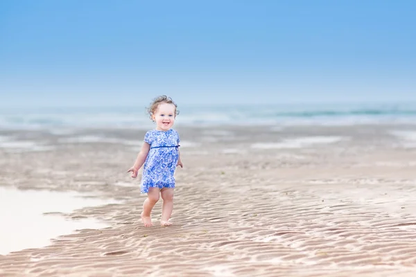 Тоддлер девушка на тропическом пляже — стоковое фото