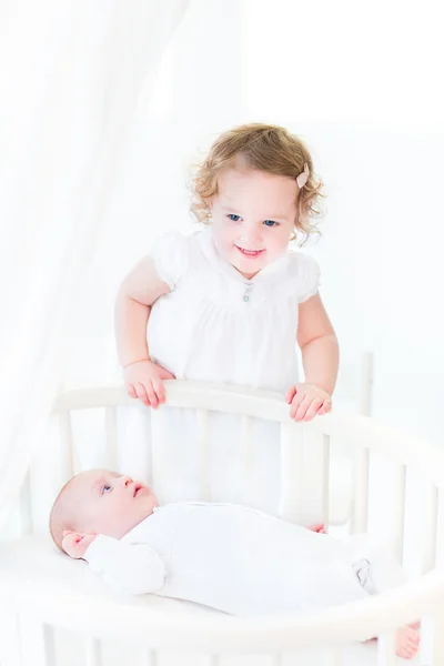 Pikkulapsi tyttö katselee vauva — kuvapankkivalokuva