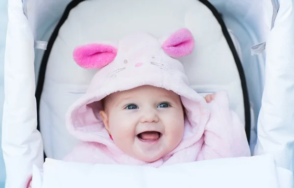 Funny baby flicka klädd bunny Snö kostym — Stockfoto