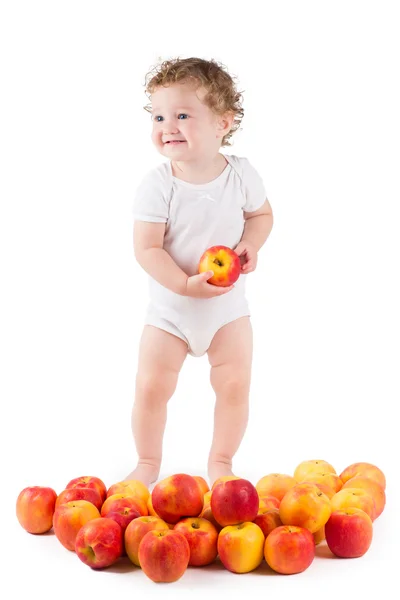 Söta baby eaing ett rött äpple — Stockfoto