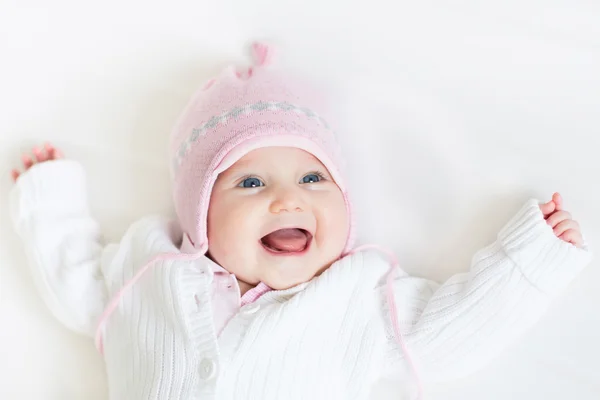 Mädchen in weißem Pullover und warmem rosa Hut — Stockfoto