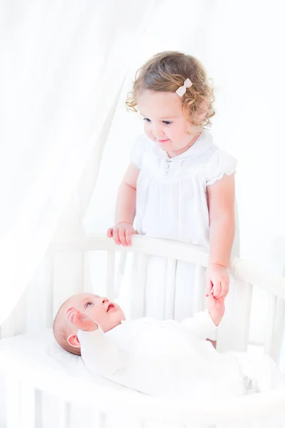 Mädchen und ihr neugeborener Bruder — Stockfoto