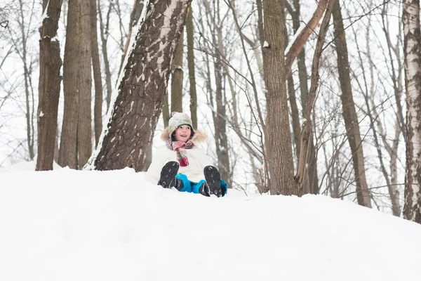 Dziecko z snowy wzgórza na sankach — Zdjęcie stockowe