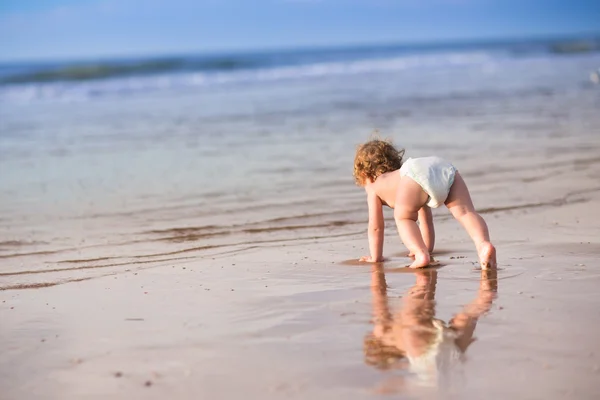在沙滩上玩的小女孩 — 图库照片