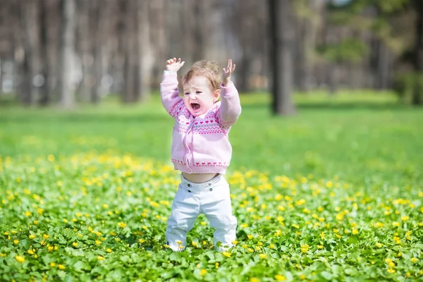 Chica jugando en el jardín —  Fotos de Stock