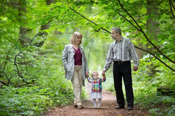 Grootouders wandelen met hun baby grand dochter — Stockfoto