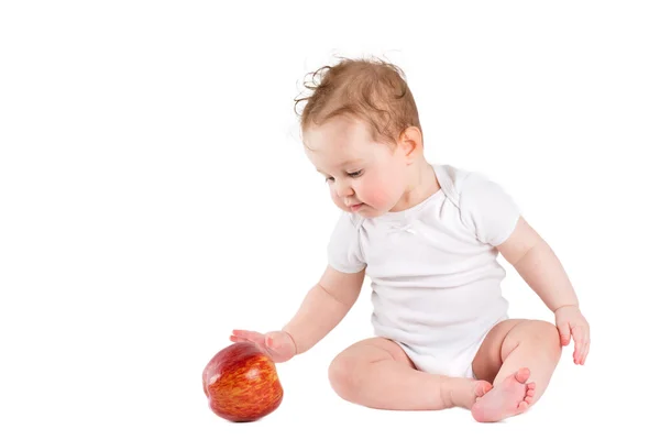 Lilla barnet leker med äpple — Stockfoto