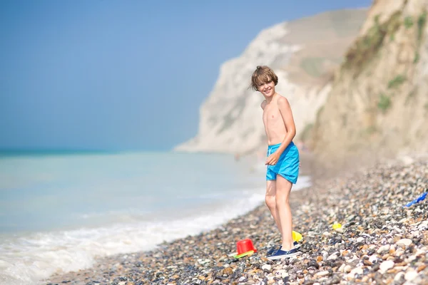 Bambino che gioca su una spiaggia — Foto Stock