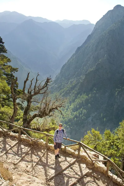 美丽的山中徒步旅行的人 — 图库照片