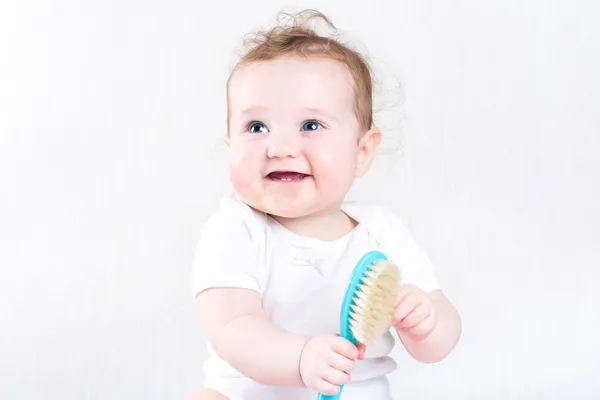 Mädchen spielt mit einer Haarbürste — Stockfoto