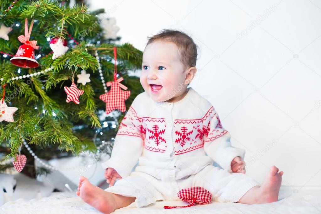 Rire Bebe Fille Jouer Sous Arbre De Noel Image Libre De Droit Par Famveldman C