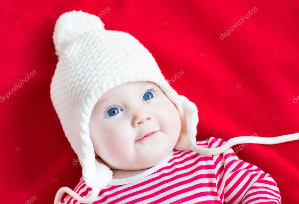 Bebe Fille Avec De Beaux Yeux Bleus Portant Un Chapeau Tricote Blanc Image Libre De Droit Par Famveldman C Bebe Fille Avec De Beaux Yeux Bleus Portant Un Chapeau Tricote Blanc Image Libre De Droit Par Famveldman C