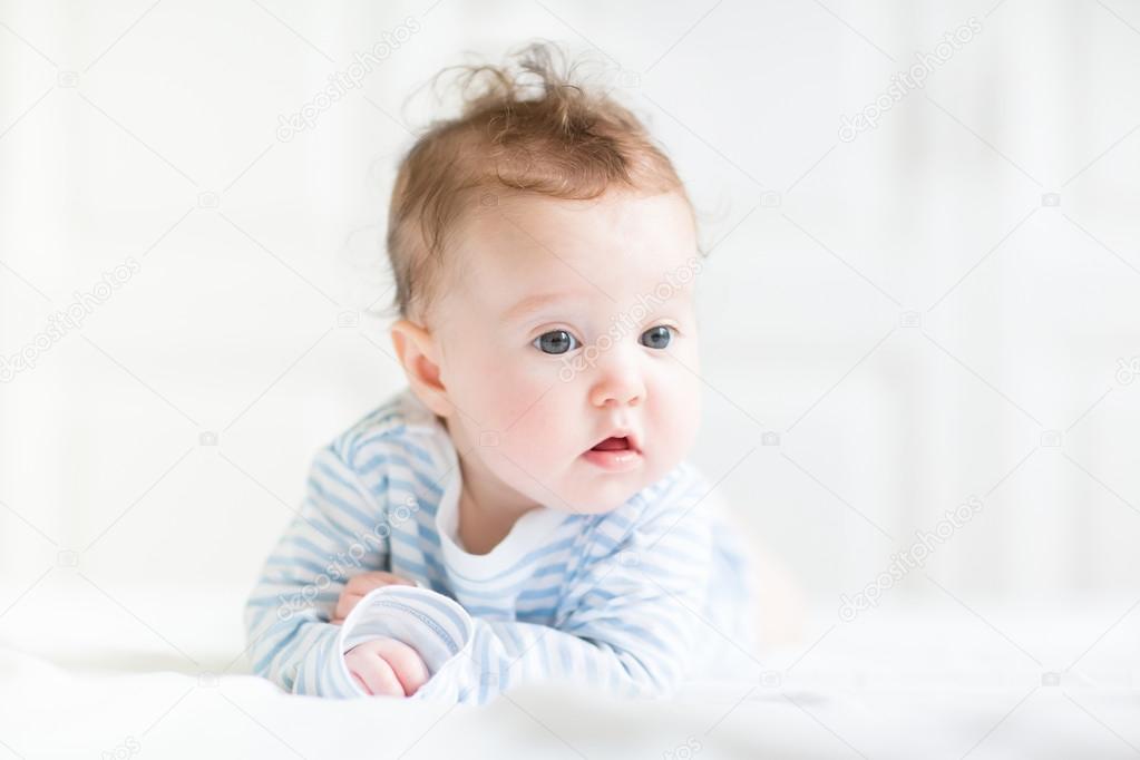 Petit Bebe Jouant Sur Son Ventre Image Libre De Droit Par Famveldman C Petit Bebe Jouant Sur Son Ventre Image Libre De Droit Par Famveldman C