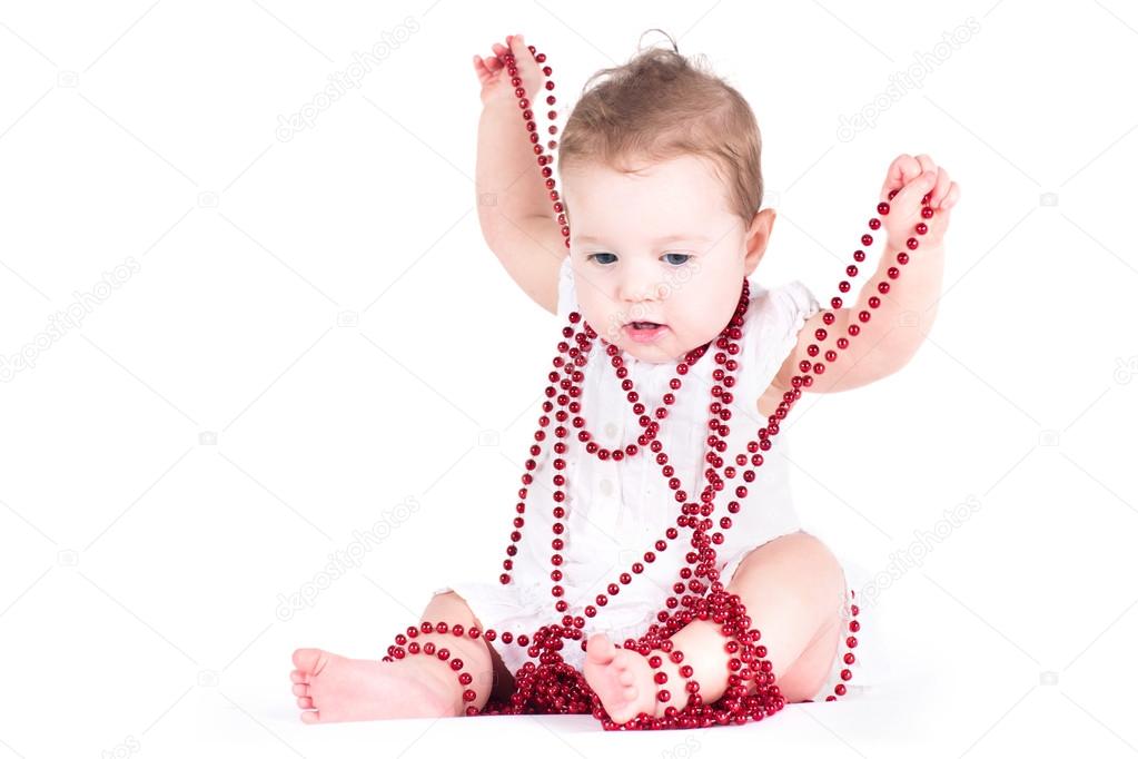 Bebe Fille Jouer Avec Des Perles Rouges Image Libre De Droit Par Famveldman C