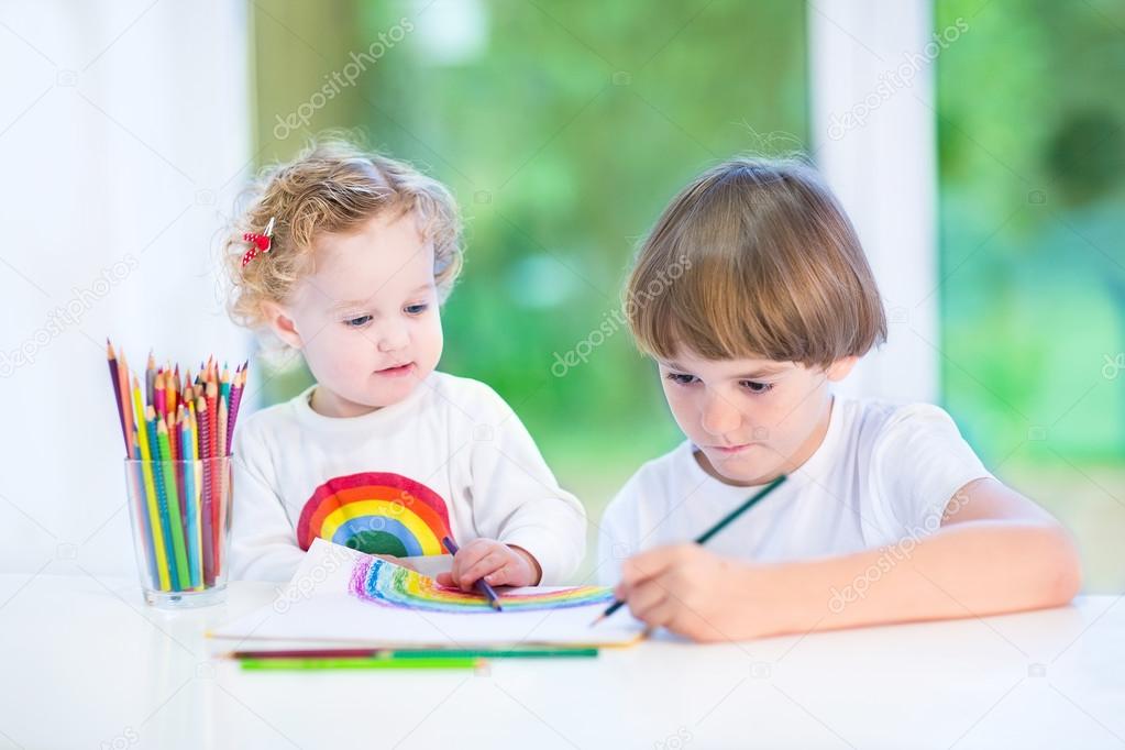 Bureau Blanc Petite Fille : Enfant en bas ge jeune fille assise sur un bureau blanc en