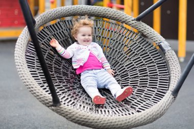 kız çocuğu salıncakta rahatlatıcı