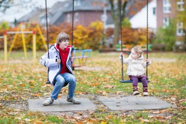 çocuk ve küçük küçük kardeşi birlikte oynama