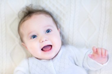 sıcak örme kazak giyen kız bebek