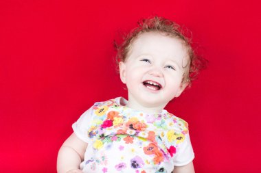 gülen bebek üzerinde kırmızı battaniye